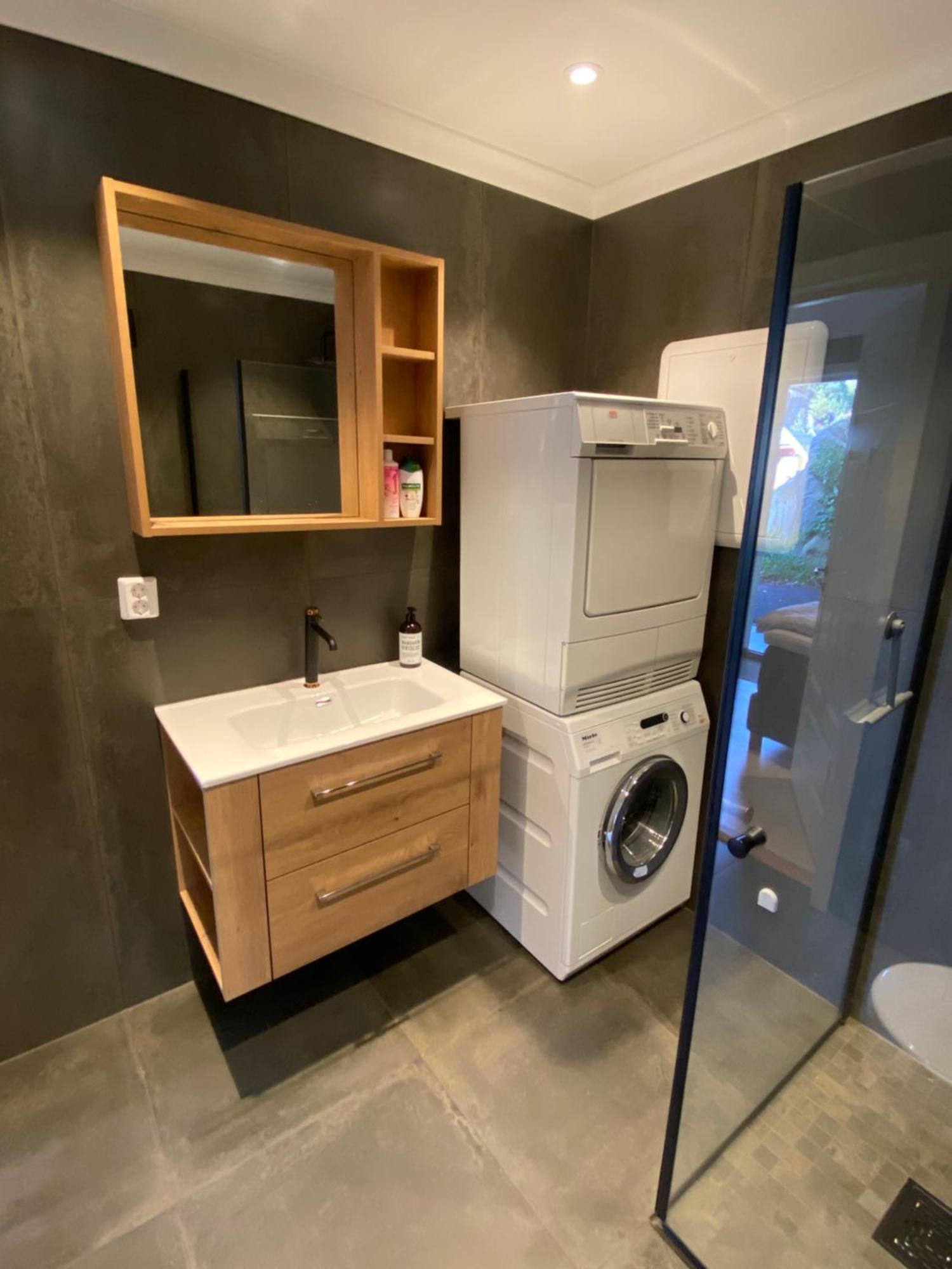 Modern Near Center - Free Parking Apartment
